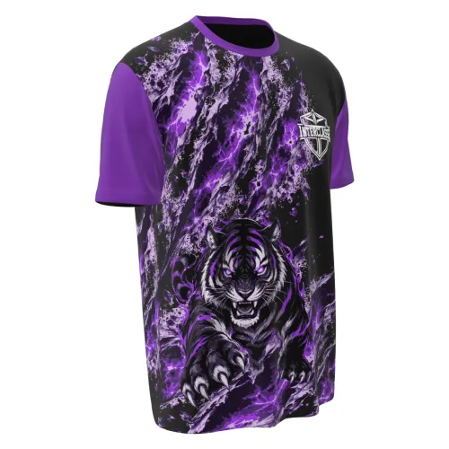 Camisa com estampa de tigre roxo em destaque na frente, fundo preto com efeitos de explosão roxa, mangas e gola em tom roxo, e nome personalizado nas costas.
