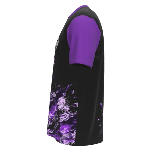 Camisa com estampa de tigre roxo em destaque na frente, fundo preto com efeitos de explosão roxa, mangas e gola em tom roxo, e nome personalizado nas costas.