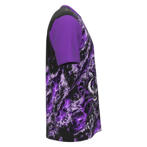 Camisa com estampa de tigre roxo em destaque na frente, fundo preto com efeitos de explosão roxa, mangas e gola em tom roxo, e nome personalizado nas costas.