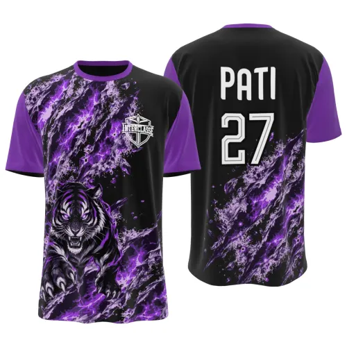 Camisa com estampa de tigre roxo em destaque na frente, fundo preto com efeitos de explosão roxa, mangas e gola em tom roxo, e nome personalizado nas costas.