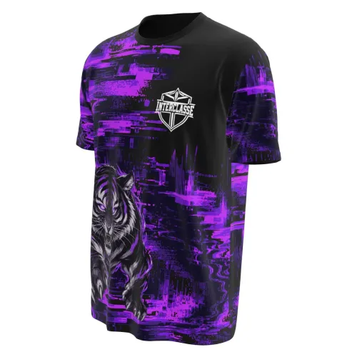 Camisa com estampa total de tigre roxo em estilo glitch, fundo preto com efeitos digitais roxos, brasão Interclasse na frente, nome e número personalizados nas costas.