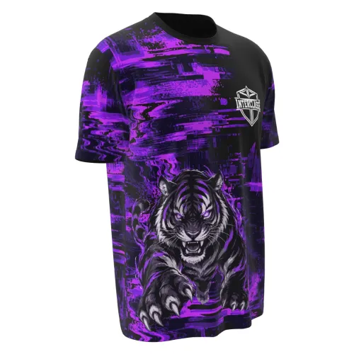 Camisa com estampa total de tigre roxo em estilo glitch, fundo preto com efeitos digitais roxos, brasão Interclasse na frente, nome e número personalizados nas costas.