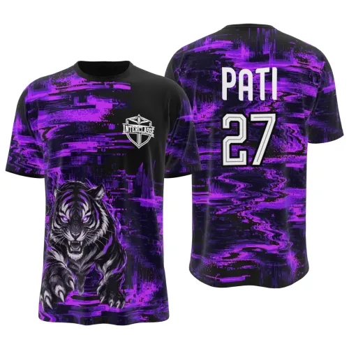 Camisa com estampa total de tigre roxo em estilo glitch, fundo preto com efeitos digitais roxos, brasão Interclasse na frente, nome e número personalizados nas costas.