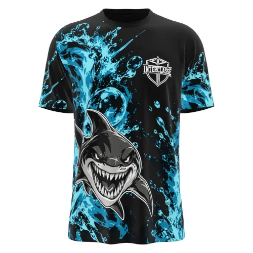Camisa totalmente estampada com tema de tubarão, fundo preto com efeitos de água azul vibrante, tubarão estilizado na frente e detalhes de respingos em todas as partes, incluindo mangas e costas.