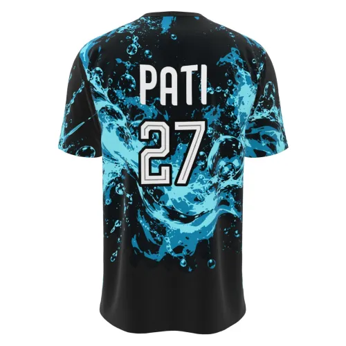 Camisa totalmente estampada com tema de tubarão, fundo preto com efeitos de água azul vibrante, tubarão estilizado na frente e detalhes de respingos em todas as partes, incluindo mangas e costas.
