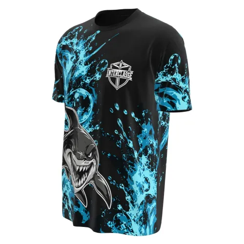 Camisa totalmente estampada com tema de tubarão, fundo preto com efeitos de água azul vibrante, tubarão estilizado na frente e detalhes de respingos em todas as partes, incluindo mangas e costas.