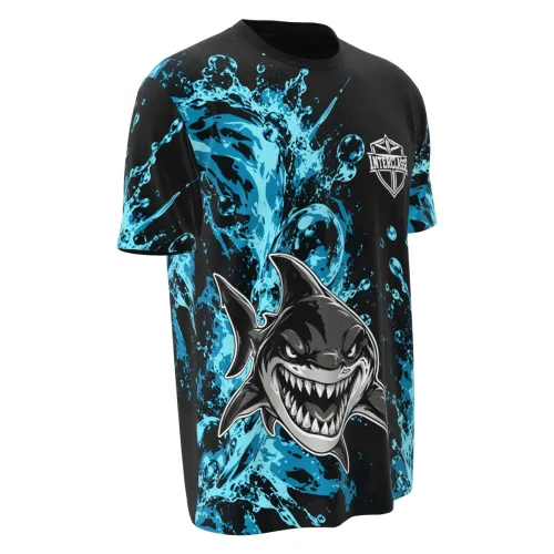 Camisa totalmente estampada com tema de tubarão, fundo preto com efeitos de água azul vibrante, tubarão estilizado na frente e detalhes de respingos em todas as partes, incluindo mangas e costas.
