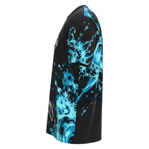 Camisa totalmente estampada com tema de tubarão, fundo preto com efeitos de água azul vibrante, tubarão estilizado na frente e detalhes de respingos em todas as partes, incluindo mangas e costas.
