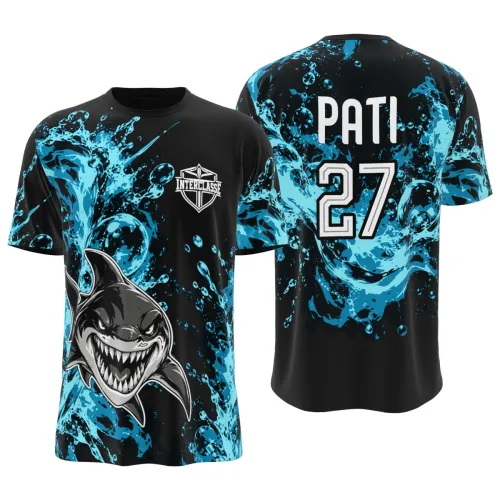 Camisa totalmente estampada com tema de tubarão, fundo preto com efeitos de água azul vibrante, tubarão estilizado na frente e detalhes de respingos em todas as partes, incluindo mangas e costas.