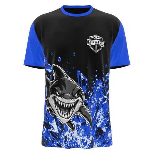 Camisa inteira com mangas e gola azuis, fundo preto, estampa de tubarão estilizado na frente, splash azul vibrante e nome personalizado nas costas.