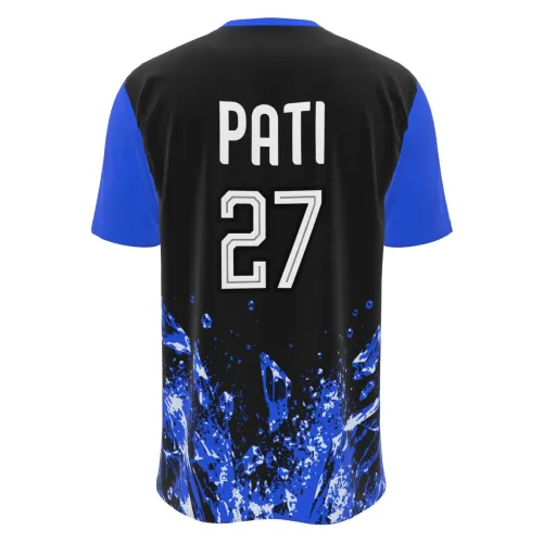 Camisa inteira com mangas e gola azuis, fundo preto, estampa de tubarão estilizado na frente, splash azul vibrante e nome personalizado nas costas.