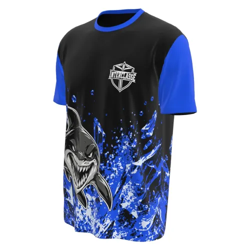 Camisa inteira com mangas e gola azuis, fundo preto, estampa de tubarão estilizado na frente, splash azul vibrante e nome personalizado nas costas.