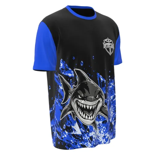 Camisa inteira com mangas e gola azuis, fundo preto, estampa de tubarão estilizado na frente, splash azul vibrante e nome personalizado nas costas.
