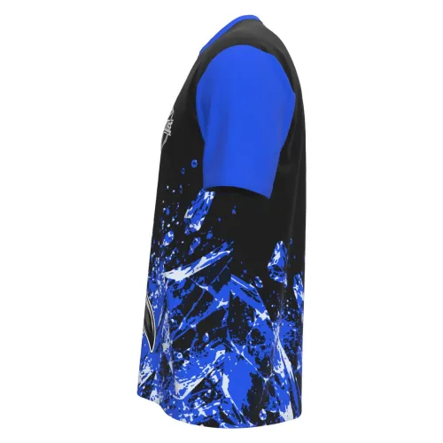 Camisa inteira com mangas e gola azuis, fundo preto, estampa de tubarão estilizado na frente, splash azul vibrante e nome personalizado nas costas.