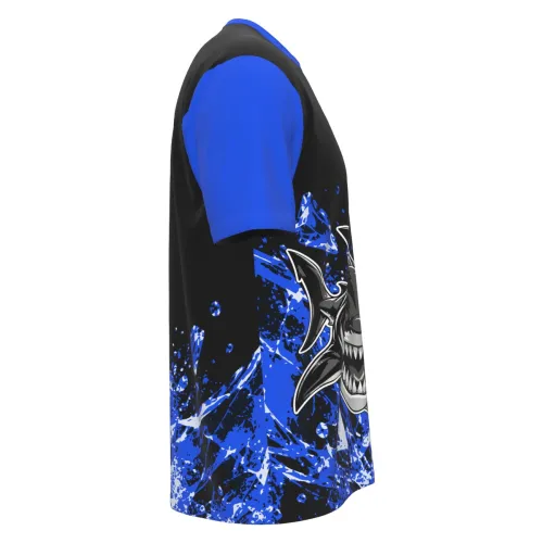 Camisa inteira com mangas e gola azuis, fundo preto, estampa de tubarão estilizado na frente, splash azul vibrante e nome personalizado nas costas.
