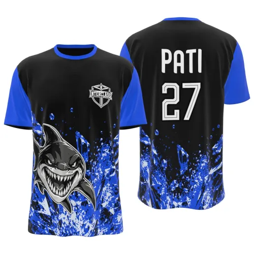 Camisa inteira com mangas e gola azuis, fundo preto, estampa de tubarão estilizado na frente, splash azul vibrante e nome personalizado nas costas.