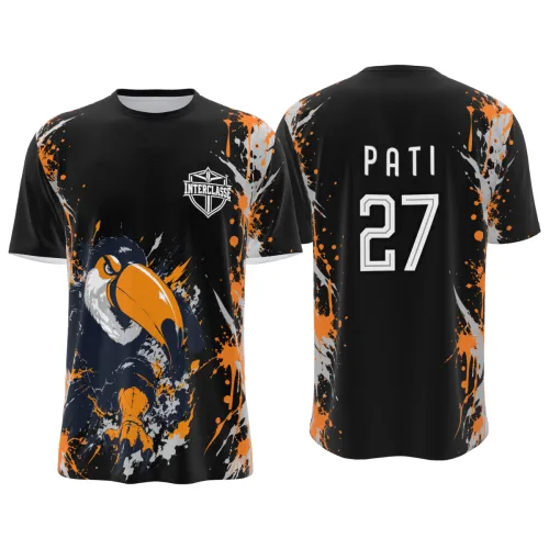Camisa estampada em sublimação total com o tema interclasse, trazendo um tucano vibrante que valoriza a frente, costas e mangas, perfeita para eventos escolares e competições.