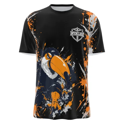 Camisa totalmente estampada com tucano vibrante, desenhos criativos por toda a frente, costas e mangas, perfeita para eventos interclasse que pedem destaque e identidade marcante.