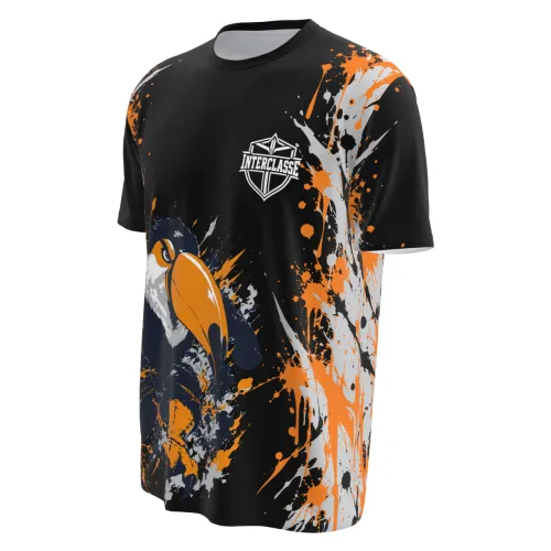 Camisa totalmente estampada com tucano vibrante, desenhos criativos por toda a frente, costas e mangas, perfeita para eventos interclasse que pedem destaque e identidade marcante.