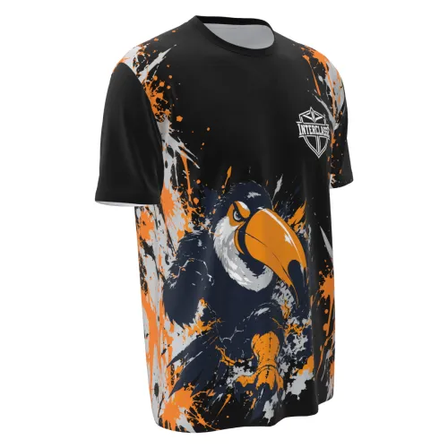 Camisa totalmente estampada com tucano vibrante, desenhos criativos por toda a frente, costas e mangas, perfeita para eventos interclasse que pedem destaque e identidade marcante.