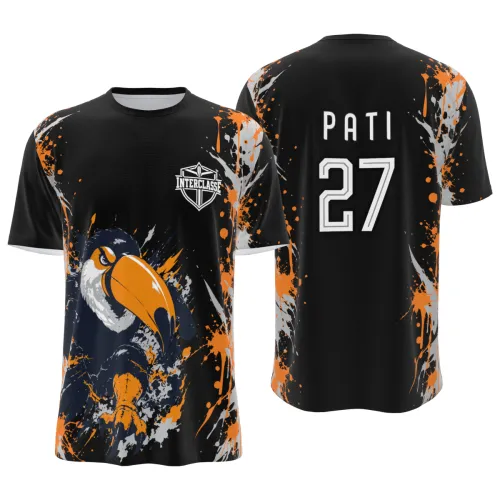 Camisa totalmente estampada com tucano vibrante, desenhos criativos por toda a frente, costas e mangas, perfeita para eventos interclasse que pedem destaque e identidade marcante.