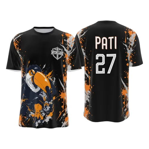 Camisa preta com logo Interclasse no peito, detalhes em respingos laranja e cinza, e um tucano estilizado em destaque na frente. Nas costas, nome personalizado e número grande centralizado, com estampa vibrante.