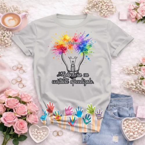 Camisa com estampa grande que destaca uma mensagem inspiradora para professoras, design moderno e cores vibrantes que celebram a educação e motivação.