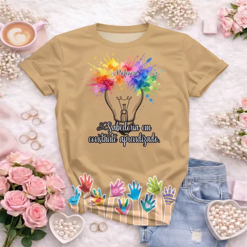 Camisa com estampa grande, design vibrante e criativo que destaca a paixão pela educação e o brilho das mentes inspiradoras, perfeito para professores dedicados.