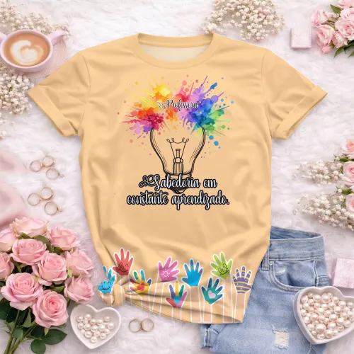 Camisa com estampa grande destacando design exclusivo inspirado em professores com toque de elegância e criatividade, ideal para celebrar o talento e a dedicação na educação.