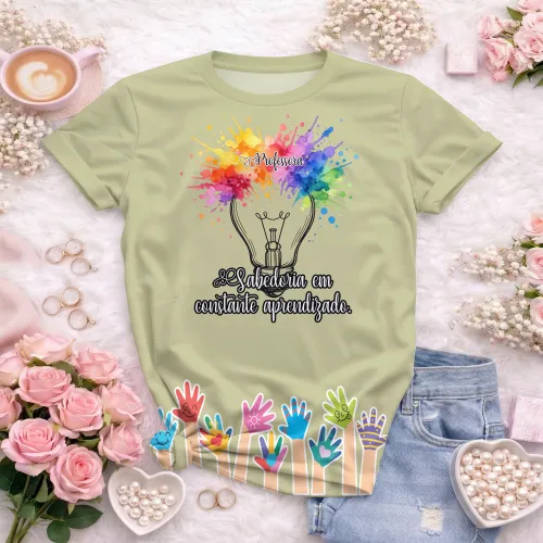 Camisa com estampa grande exibindo design exclusivo inspirado em educadores, ideal para ocasiões especiais e uso diário que celebra o papel dos professores com estilo marcante e cheio de personalidade.