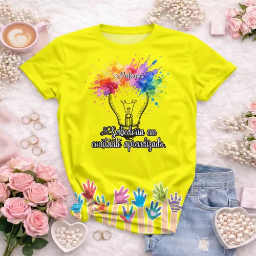 Camisa com estampa grande que exibe um design vibrante e inspirador voltado para educadoras, perfeita para mostrar orgulho e paixão pelo ensino em eventos ou uso diário.