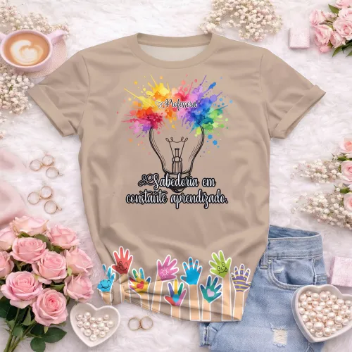 Camisa com estampa grande, design inspirado para professoras da série Mentes Brilhantes 15, com cores vibrantes e estilo marcante ideal para destacar em sala de aula ou eventos escolares.