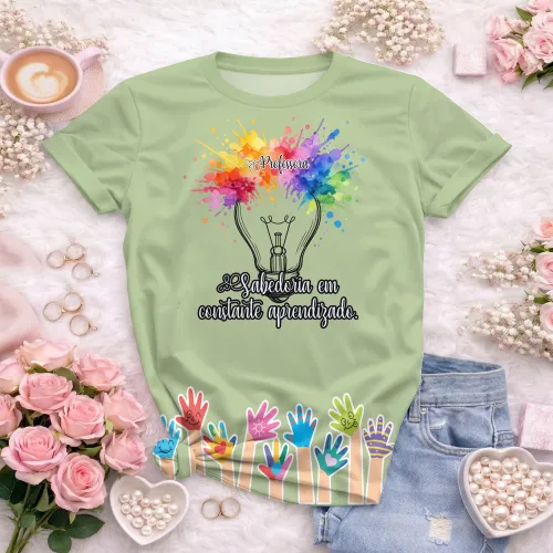 Camisa com estampa grande, destacando design vibrante e colorido que celebra a profissão de professora com elementos inspiradores e modernos.