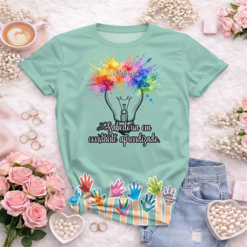 Camisa com estampa grande que exala um estilo único e inspirador para educadoras apaixonadas, destacando personalidade e orgulho na profissão com design marcante e moderno.
