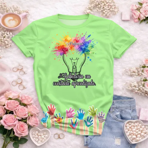 Camisa com estampa grande, apresentando design vibrante e inspirador para educadoras, destacando-se pelo estilo único e a mensagem motivacional em cores harmoniosas.