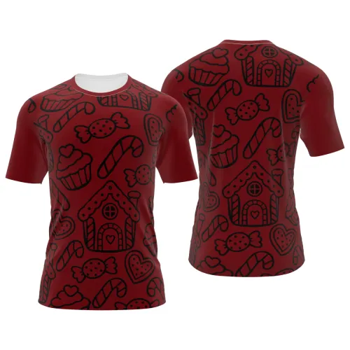 Camisa estampada por inteiro com casinhas de gengibre, cupcakes, corações, balas e bengalas natalinas em vermelho, branco e verde, com mangas vermelhas, trazendo um visual alegre e festivo.