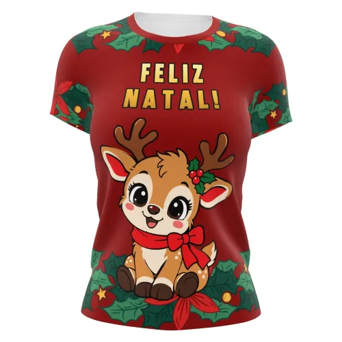 Camisa natalina estampada por inteiro com fundo vermelho, folhas e flores de Natal nas bordas, uma rena fofa na frente e a frase 'Feliz Natal!' acima, com detalhes festivos também nas mangas e gola.