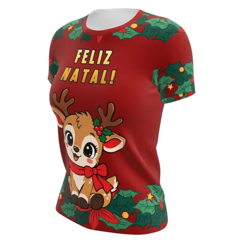 Camisa natalina estampada por inteiro com fundo vermelho, folhas e flores de Natal nas bordas, uma rena fofa na frente e a frase 'Feliz Natal!' acima, com detalhes festivos também nas mangas e gola.