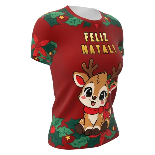 Camisa natalina estampada por inteiro com fundo vermelho, folhas e flores de Natal nas bordas, uma rena fofa na frente e a frase 'Feliz Natal!' acima, com detalhes festivos também nas mangas e gola.