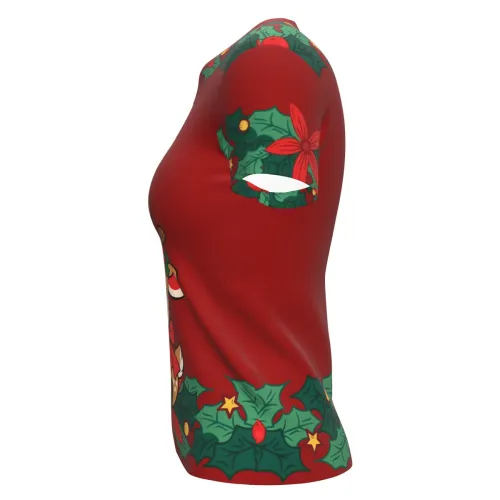 Camisa natalina estampada por inteiro com fundo vermelho, folhas e flores de Natal nas bordas, uma rena fofa na frente e a frase 'Feliz Natal!' acima, com detalhes festivos também nas mangas e gola.