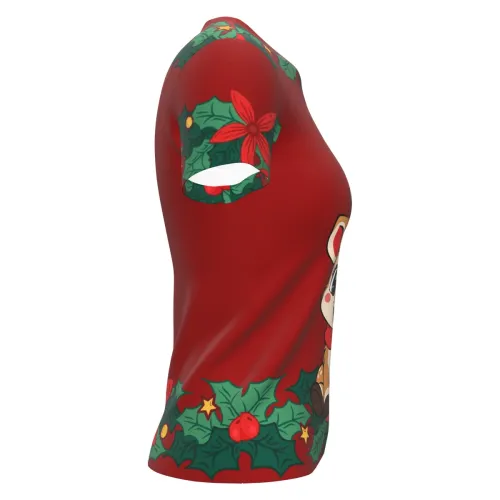 Camisa natalina estampada por inteiro com fundo vermelho, folhas e flores de Natal nas bordas, uma rena fofa na frente e a frase 'Feliz Natal!' acima, com detalhes festivos também nas mangas e gola.