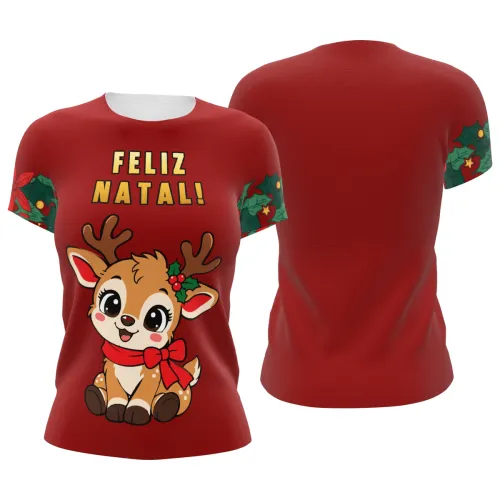 Camisa natalina estampada por inteiro com fundo vermelho, folhas e flores de Natal nas bordas, uma rena fofa na frente e a frase 'Feliz Natal!' acima, com detalhes festivos também nas mangas e gola.
