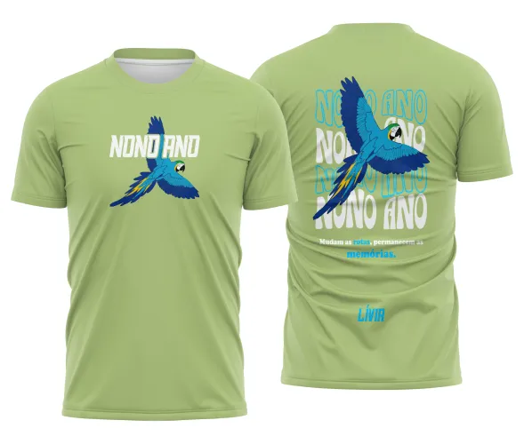 Camisa com logo no peito e estampa grande nas costas, apresentando uma vibrante arara azul em destaque com design inspirado no estilo da Turma 09 para o nono ano.