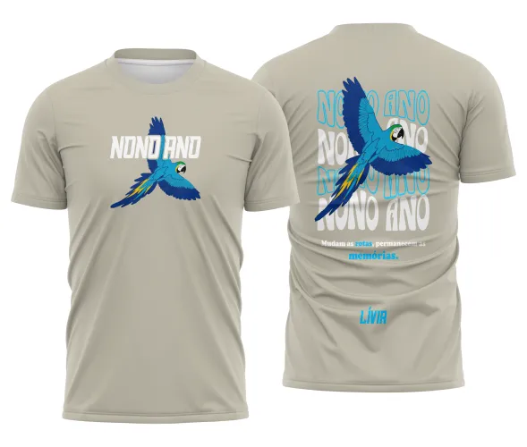 Camisa com logo no peito e estampa grande nas costas apresentando uma arara azul vibrante, no estilo turma 22, ideal para ocasiões especiais e eventos escolares.