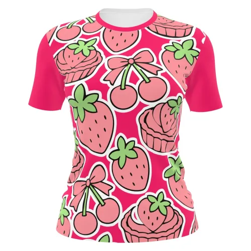 Camisa totalmente estampada com morangos, cerejas, cupcakes e laços em tons de rosa, verde e branco, criando um visual divertido e doce para confeiteiras.
