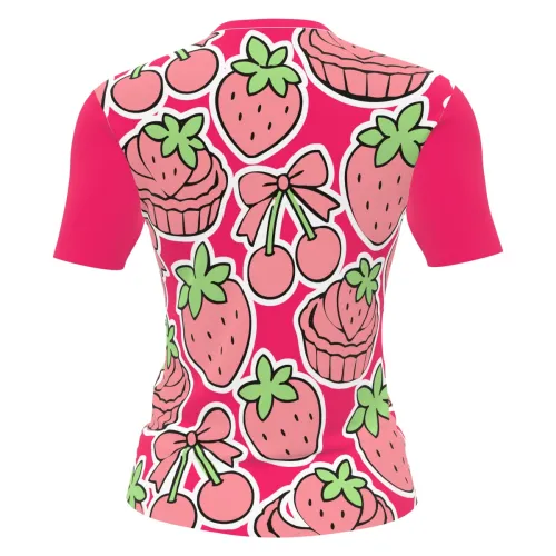 Camisa totalmente estampada com morangos, cerejas, cupcakes e laços em tons de rosa, verde e branco, criando um visual divertido e doce para confeiteiras.