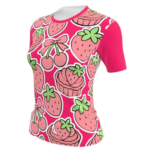 Camisa totalmente estampada com morangos, cerejas, cupcakes e laços em tons de rosa, verde e branco, criando um visual divertido e doce para confeiteiras.