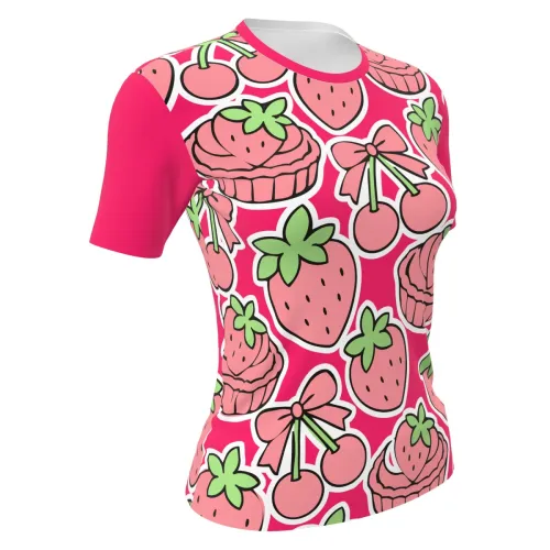 Camisa totalmente estampada com morangos, cerejas, cupcakes e laços em tons de rosa, verde e branco, criando um visual divertido e doce para confeiteiras.