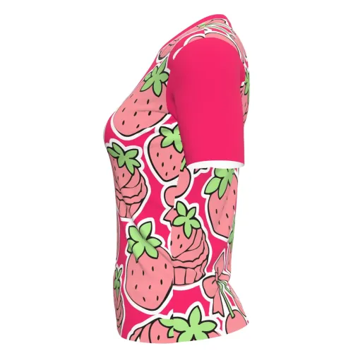 Camisa totalmente estampada com morangos, cerejas, cupcakes e laços em tons de rosa, verde e branco, criando um visual divertido e doce para confeiteiras.