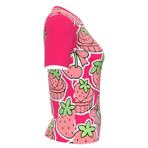 Camisa totalmente estampada com morangos, cerejas, cupcakes e laços em tons de rosa, verde e branco, criando um visual divertido e doce para confeiteiras.